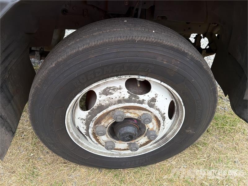 Isuzu FTR 4x2 Camion con Caja Refrigerada / Refrigerated شاحنات بدرجة حرارة قابلة للضبط
