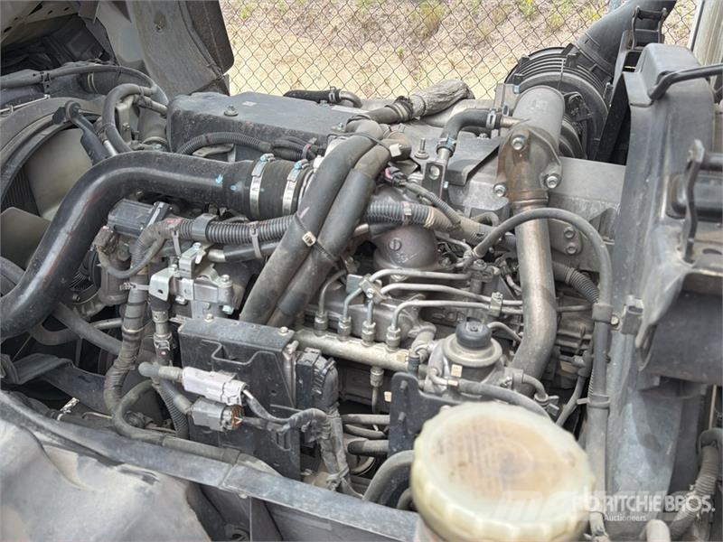 Isuzu FTR 4x2 Camion con Caja Refrigerada / Refrigerated شاحنات بدرجة حرارة قابلة للضبط