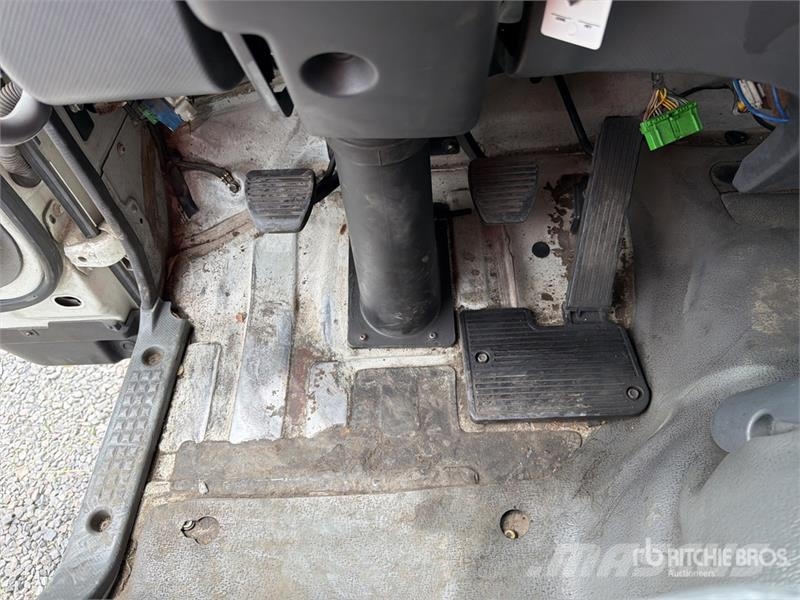 Isuzu FTR 4x2 Camion con Caja Refrigerada / Refrigerated شاحنات بدرجة حرارة قابلة للضبط