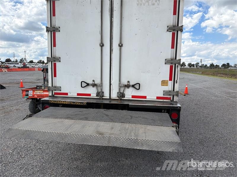 Isuzu FTR Camion con Caja Refrigerada / Refrigerated Tru Рефрижератори