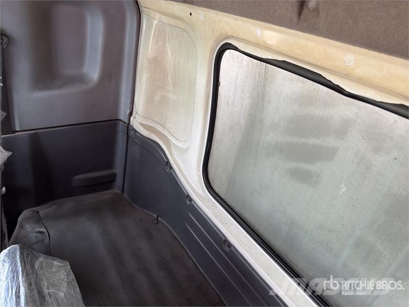 Isuzu FTR Camion con Caja Refrigerada / Refrigerated Tru Hűtős