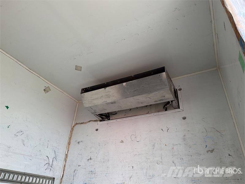 Isuzu FTR Camion con Caja Refrigerada / Refrigerated Tru Рефрижератори