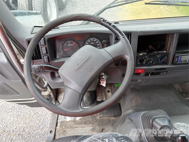 Isuzu FTR Camion con Caja Refrigerada / Refrigerated Tru Kühlkoffer