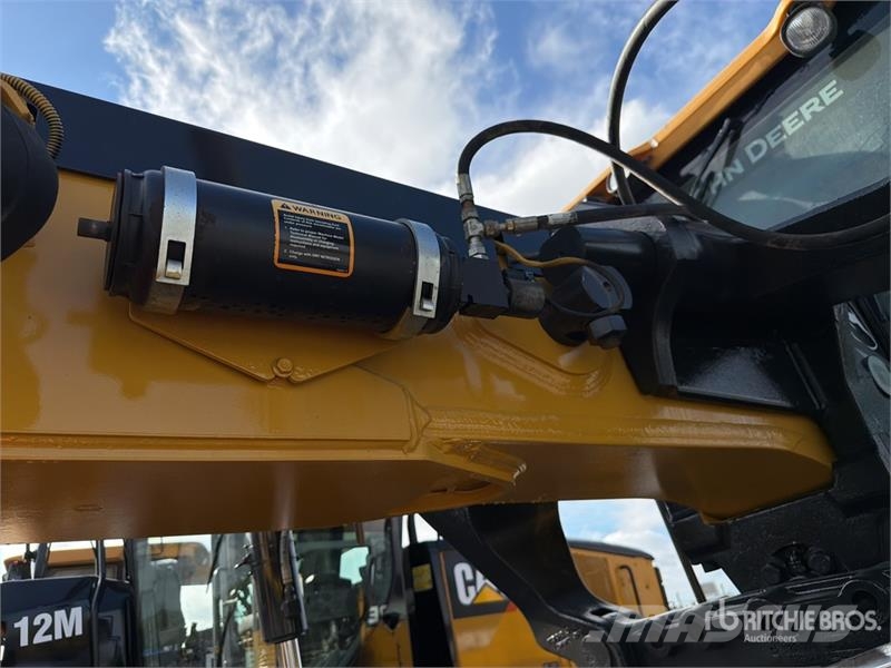 John Deere 872G معدات تمهيد الطرق