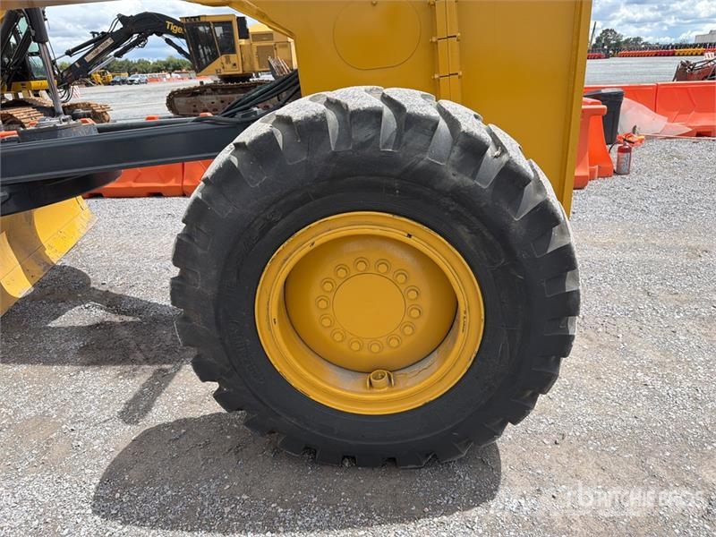 John Deere 872G Grejderi