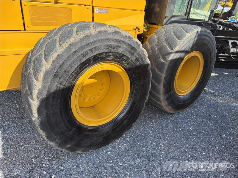 John Deere 872G معدات تمهيد الطرق