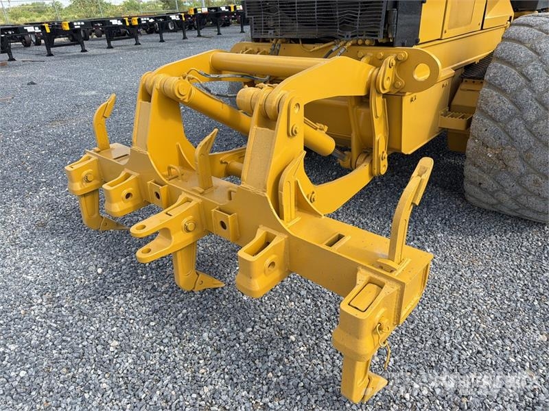 John Deere 872G معدات تمهيد الطرق
