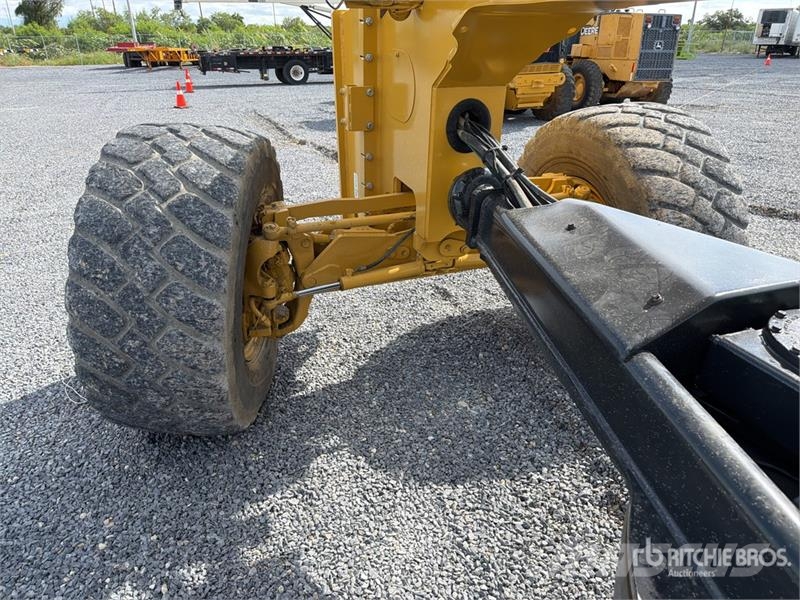 John Deere 872G معدات تمهيد الطرق