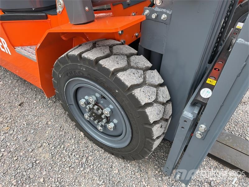 JX Power CPCD35-3S 7700 lb Pneumatic Tire Montacar Інше
