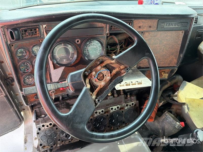 Kenworth T300 Vandens sunkvežimiai