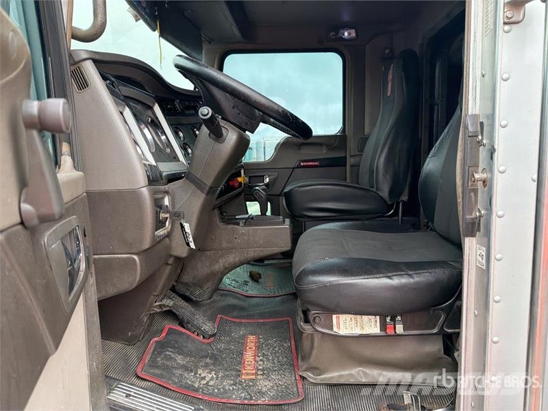 Kenworth T660 6x4 Sleeper Camion Chasis Cabina / Cab and Ch Kabine i unutrašnjost