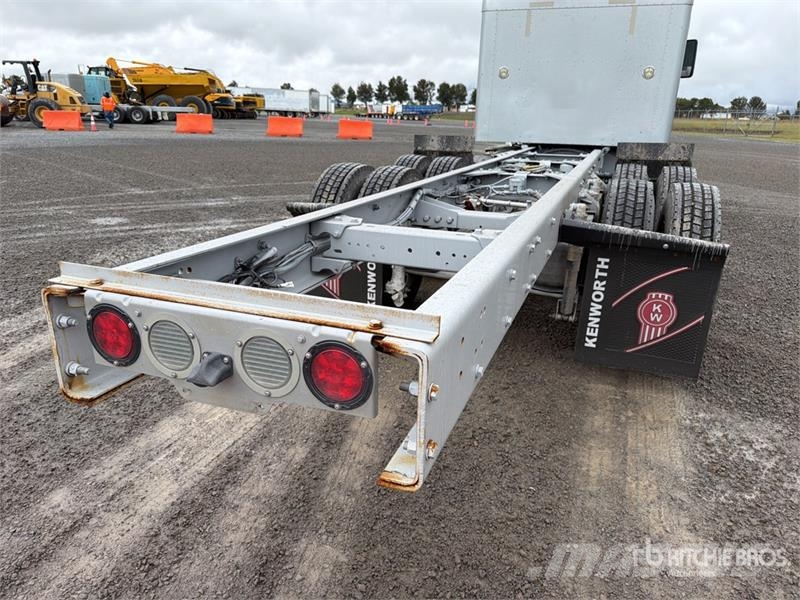 Kenworth T660 6x4 Sleeper Camion Chasis Cabina / Cab and Ch Kabine i unutrašnjost