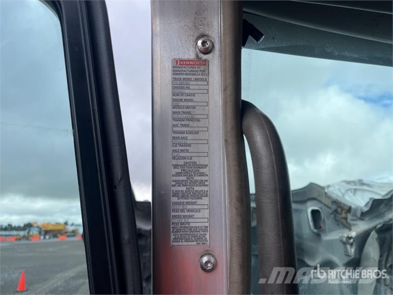 Kenworth T660 6x4 Sleeper Camion Chasis Cabina / Cab and Ch Cabines