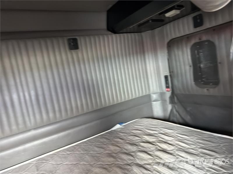 Kenworth T660 6x4 Sleeper Camion Chasis Cabina / Cab and Ch Cabines