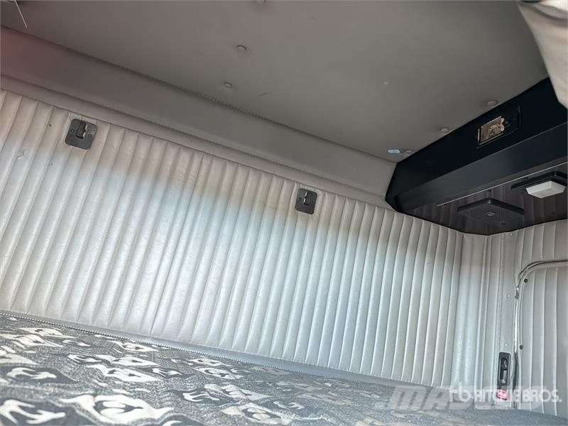 Kenworth T660 6x4 Sleeper Camion Chasis Cabina / Cab and Ch Кабины
