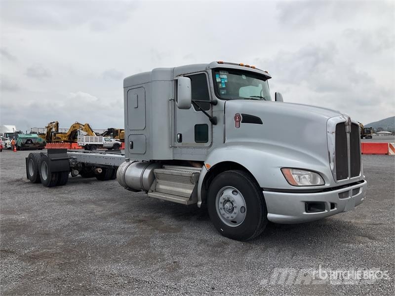 Kenworth T660 6x4 Sleeper Camion Chasis Cabina / Cab and Ch Cabins and interior