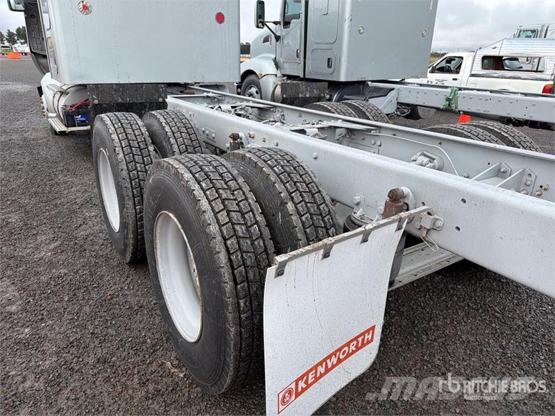 Kenworth T660 6x4 Sleeper Camion Chasis Cabina / Cab and Ch Kabine i unutrašnjost