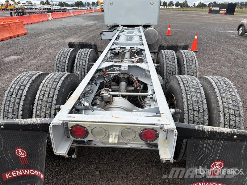 Kenworth T660 6x4 Sleeper Camion Chasis Cabina / Cab and Ch Kabine i unutrašnjost