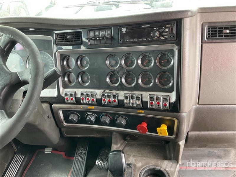 Kenworth T660 6x4 Sleeper Camion Chasis Cabina / Cab and Ch Cabins and interior