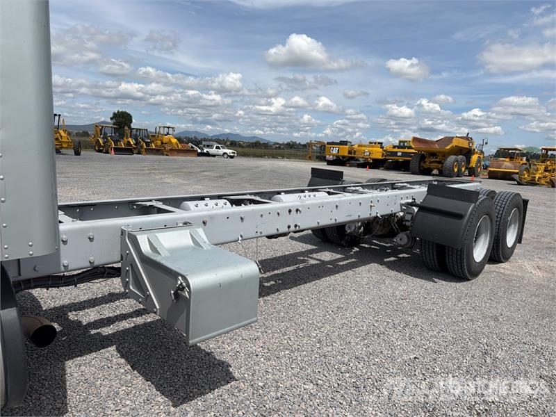 Kenworth T660 6x4 Sleeper Camion Chasis Cabina / Cab and Ch Cabines