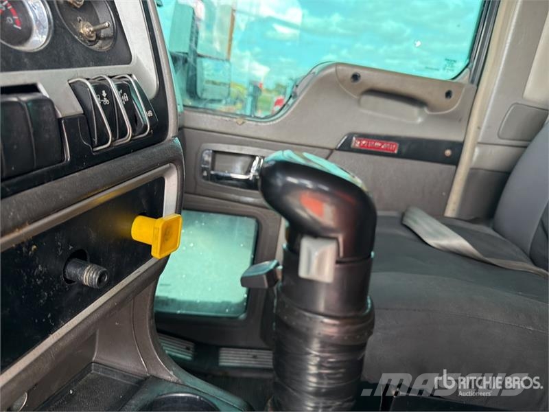 Kenworth T660 6x4 Sleeper Camion Chasis Cabina / Cab and Ch Cabines