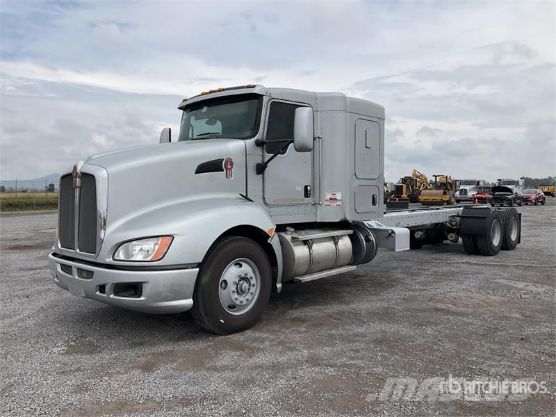 Kenworth T660 6x4 Sleeper Camion Chasis Cabina / Cab and Ch Cabins and interior