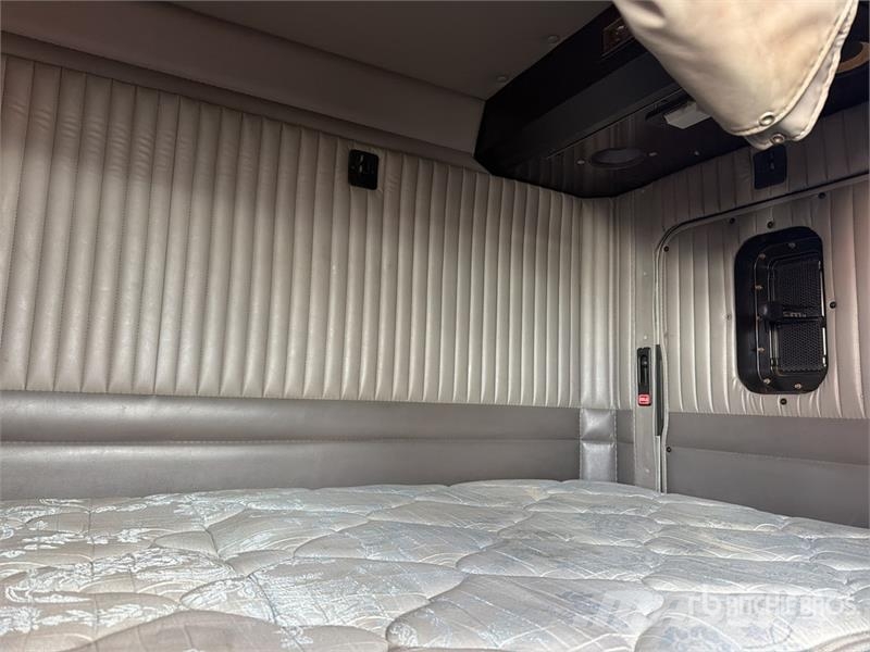Kenworth T660 6x4 Sleeper Camion Chasis Cabina / Cab and Ch Cabines