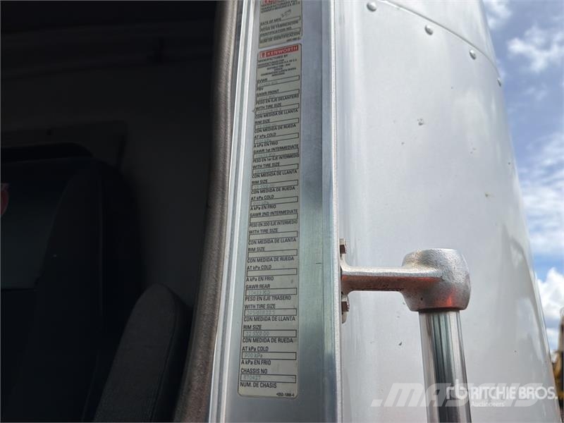 Kenworth T660 6x4 Sleeper Camion Chasis Cabina / Cab and Ch Cabines