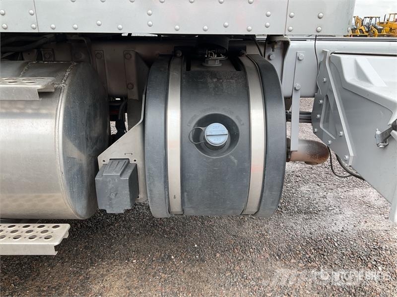 Kenworth T660 6x4 Sleeper Camion Chasis Cabina / Cab and Ch Cabins and interior