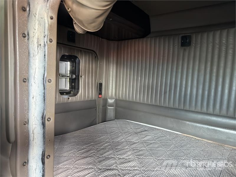Kenworth T660 6x4 Sleeper Camion Chasis Cabina / Cab and Ch Cabines