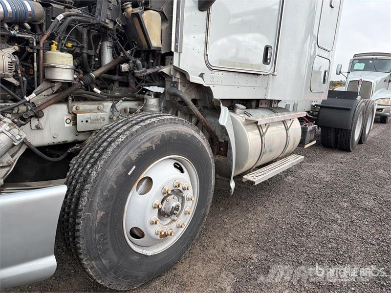 Kenworth T660 6x4 Sleeper Camion Chasis Cabina / Cab and Ch Kabine i unutrašnjost