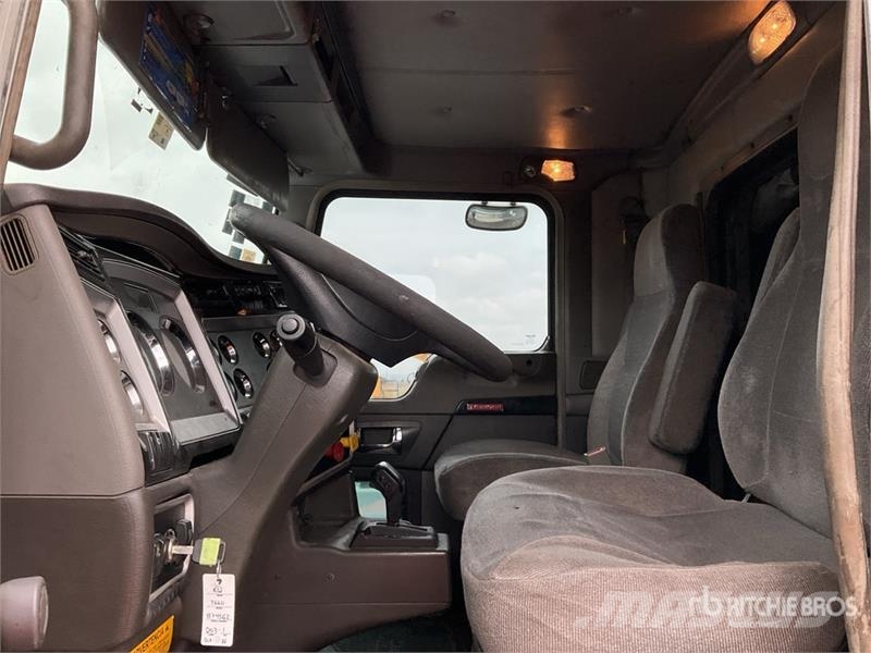 Kenworth T660 6x4 Sleeper Camion Chasis Cabina / Cab and Ch Cabins and interior