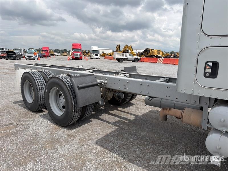 Kenworth T660 6x4 Sleeper Camion Chasis Cabina / Cab and Ch Kabinen