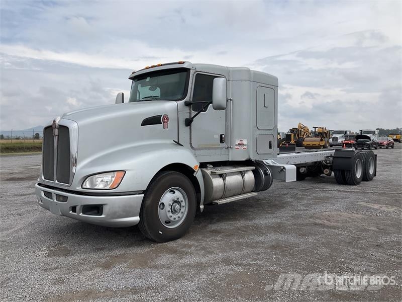 Kenworth T660 6x4 Sleeper Camion Chasis Cabina / Cab and Ch Cabins and interior