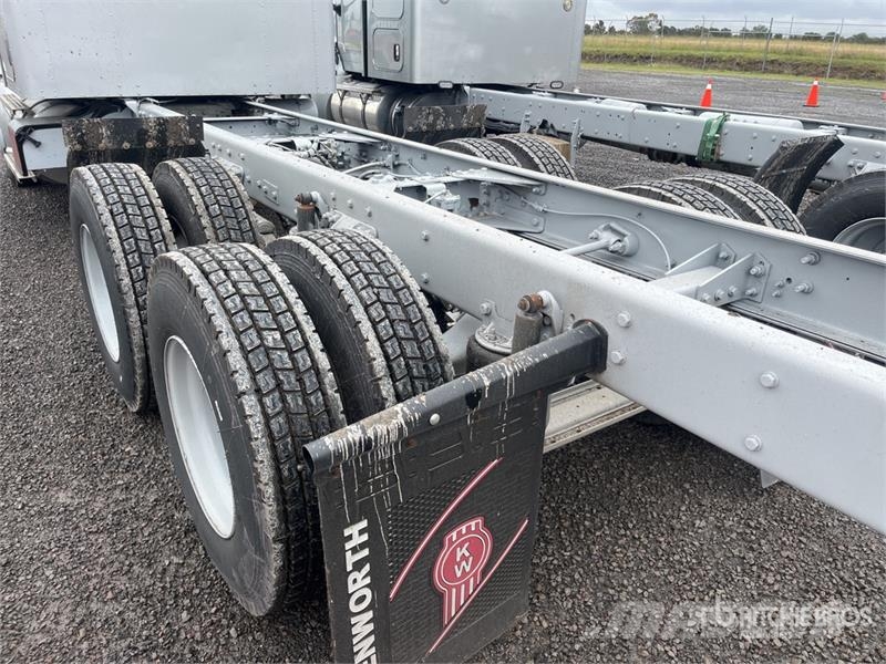 Kenworth T660 6x4 Sleeper Camion Chasis Cabina / Cab and Ch Kabine i unutrašnjost