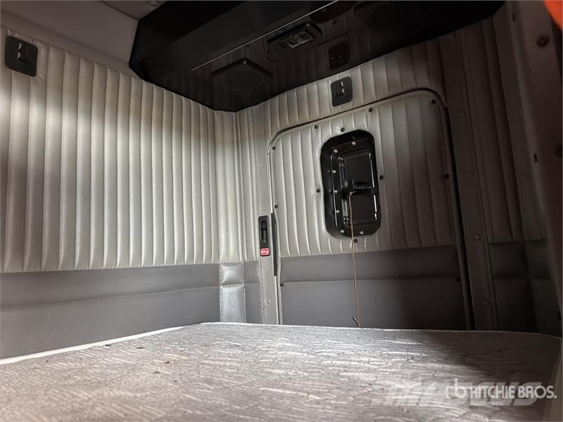 Kenworth T660 6x4 Sleeper Camion Chasis Cabina / Cab and Ch Cabines