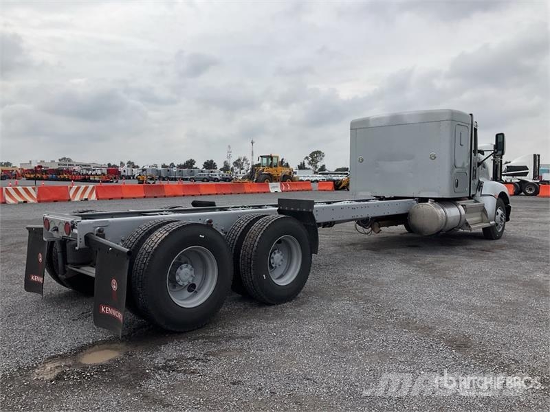 Kenworth T660 6x4 Sleeper Camion Chasis Cabina / Cab and Ch Cabins and interior