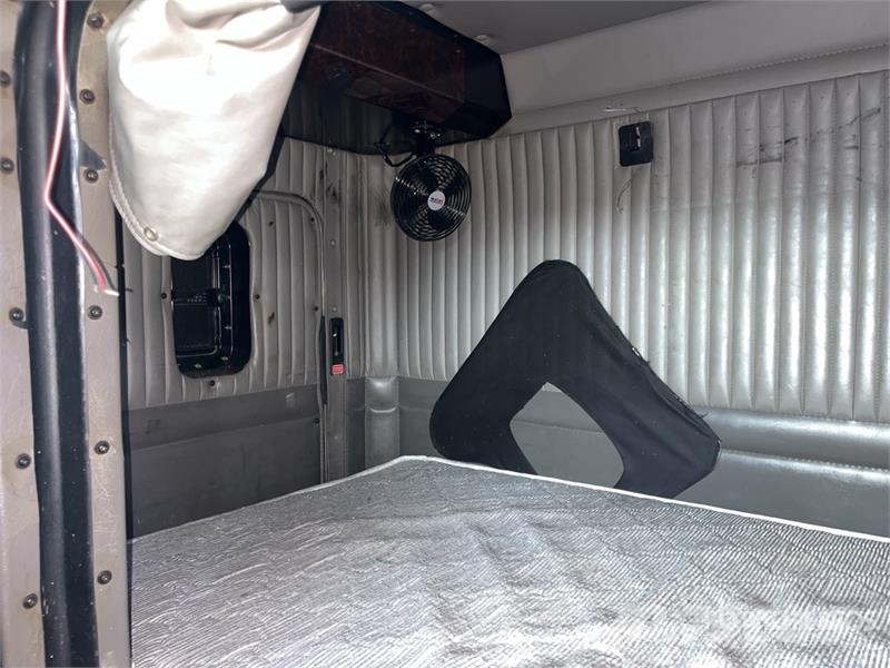 Kenworth T660 6x4 Sleeper Camion Chasis Cabina / Cab and Ch Kabine i unutrašnjost