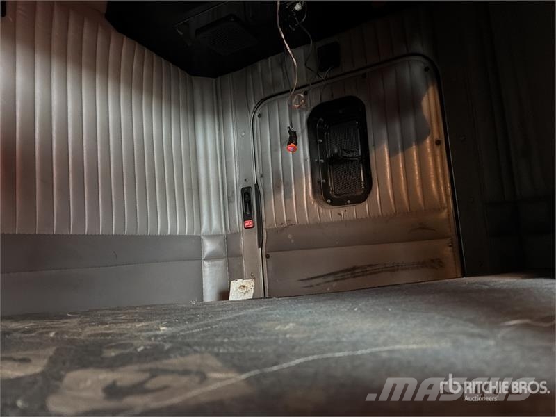 Kenworth T660 6x4 Sleeper Camion Chasis Cabina / Cab and Ch Kabine i unutrašnjost