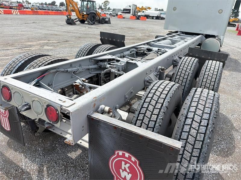 Kenworth T660 6x4 Sleeper Camion Chasis Cabina / Cab and Ch Kabiny i wnętrze