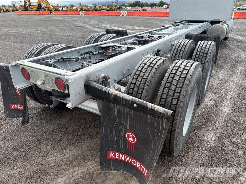 Kenworth T660 6x4 Sleeper Camion Chasis Cabina / Cab and Ch Kabine i unutrašnjost