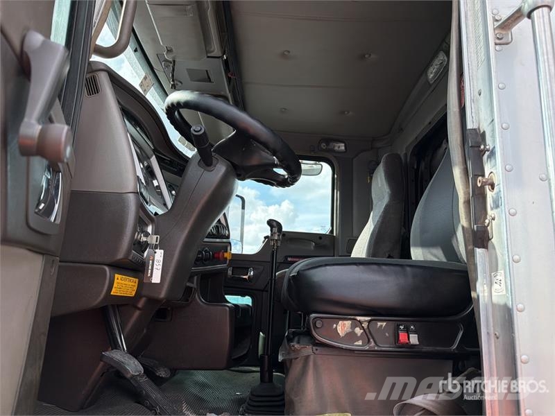 Kenworth T660 6x4 Sleeper Camion Chasis Cabina / Cab and Ch Cabine en interieur