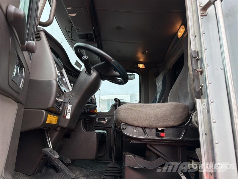 Kenworth T660 6x4 Sleeper Camion Chasis Cabina / Cab and Ch Kabine i unutrašnjost
