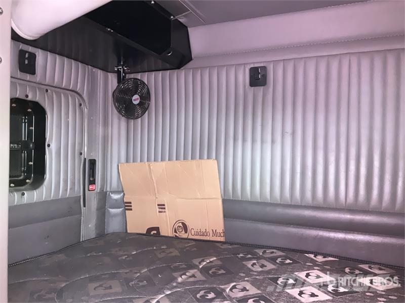 Kenworth T660 6x4 Sleeper Camion Chasis Cabina / Cab and Ch Cabins and interior
