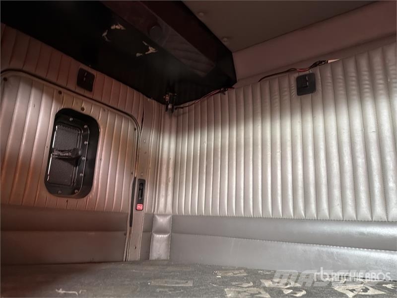 Kenworth T660 6x4 Sleeper Camion Chasis Cabina / Cab and Ch Kabine i unutrašnjost