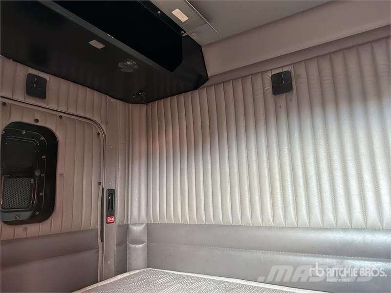 Kenworth T660 6x4 Sleeper Camion Chasis Cabina / Cab and Ch Cabine en interieur