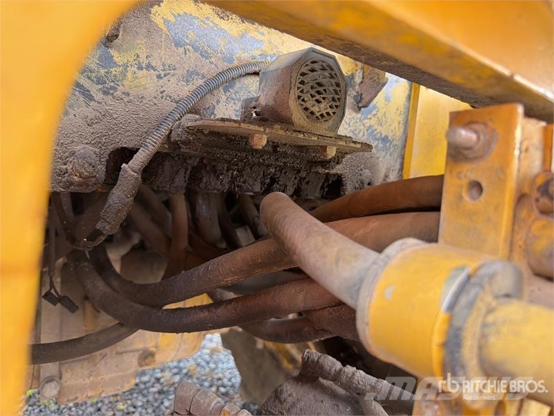 Komatsu WB140-2N لوادر ذات جرافات عكسية