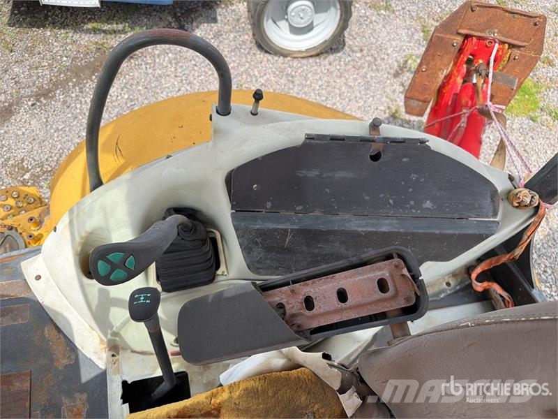 Komatsu WB140-2N لوادر ذات جرافات عكسية