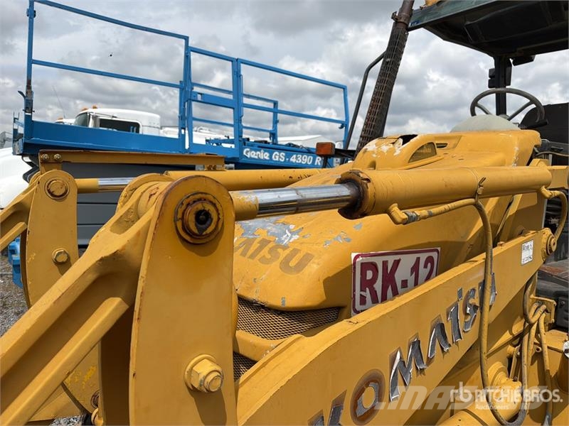 Komatsu WB140-2N لوادر ذات جرافات عكسية