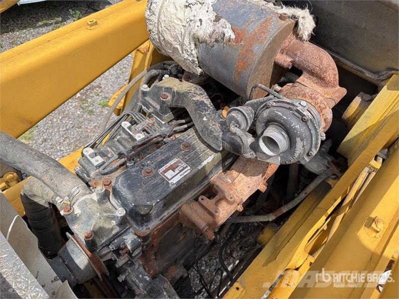 Komatsu WB140-2N لوادر ذات جرافات عكسية